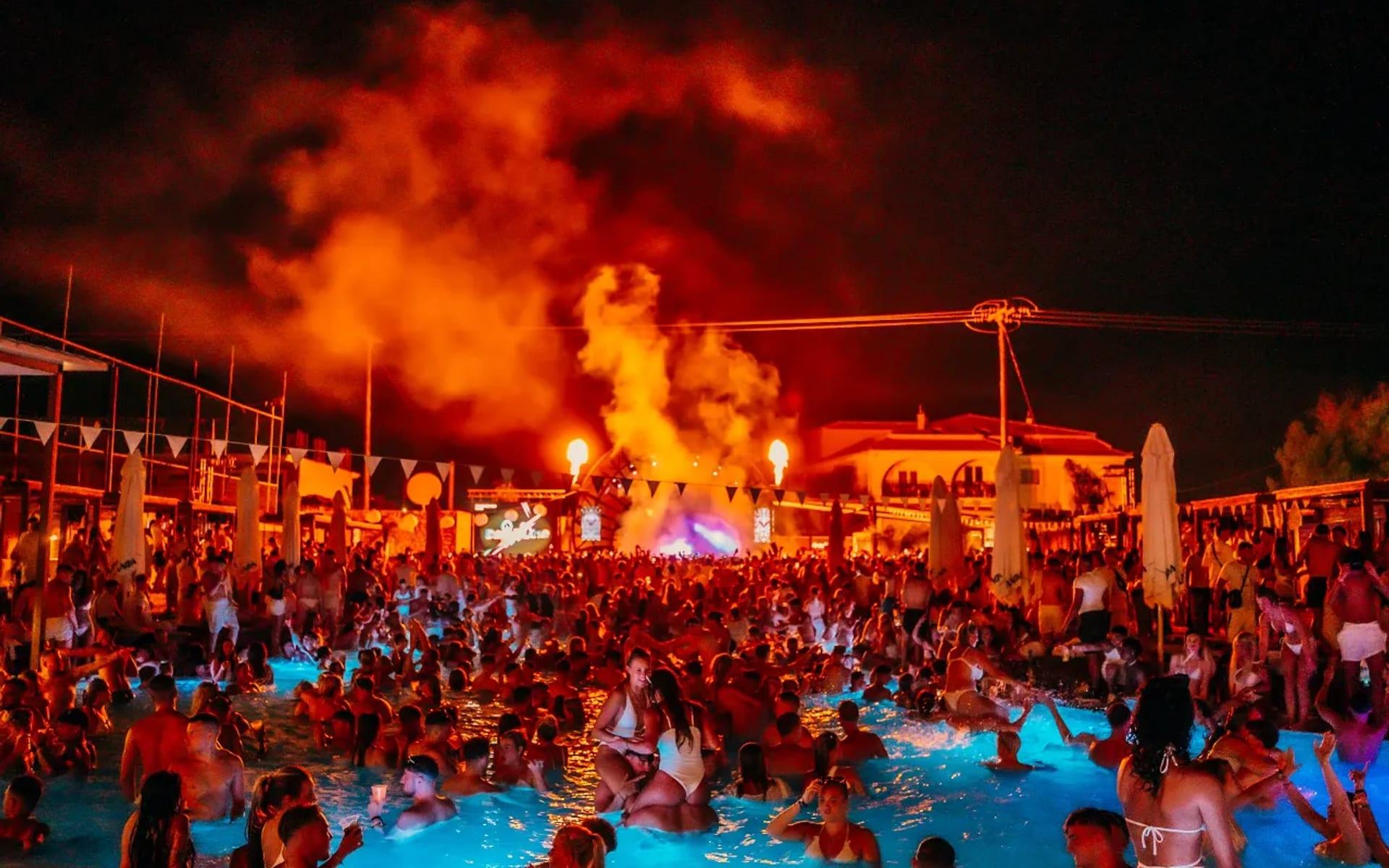 Zante Party Vibes: Karma Beach Club, strip v Laganas a boat party při západu slunce